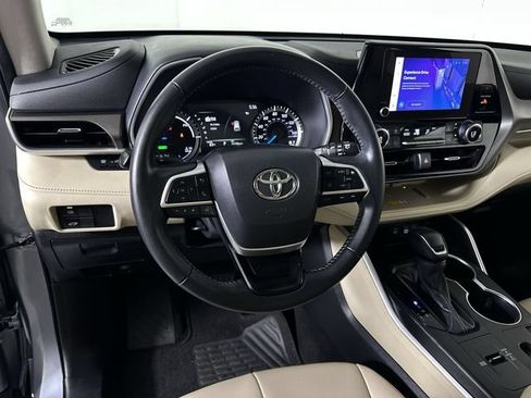 Used 2024 Toyota Highlander XLE AWD/4WD image 21