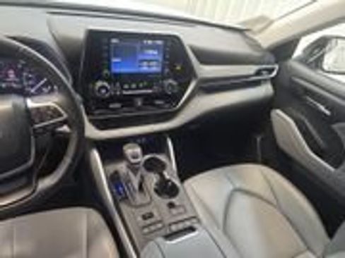 Used 2022 Toyota Highlander XLE AWD/4WD image 6