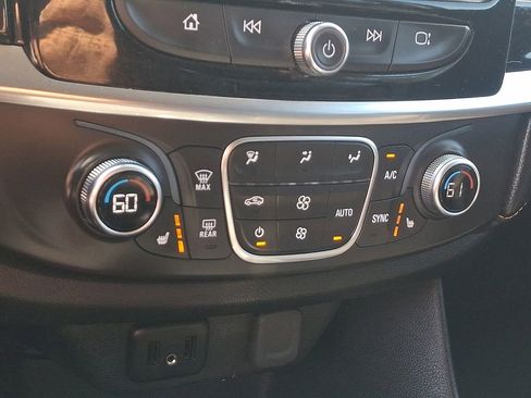 Used 2019 Chevrolet Traverse LT w/ LT Premium Package AWD/4WD image 18