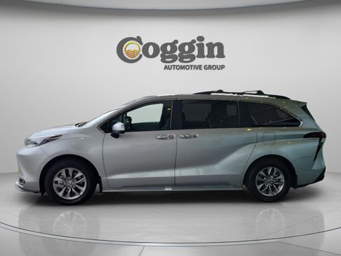 Used 2025 Toyota Sienna XLE w/ XLE Plus Package image 3