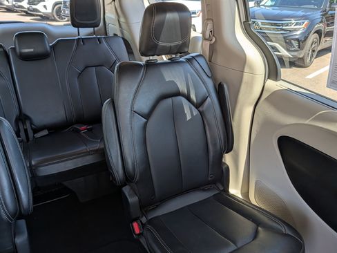 Used 2024 Chrysler Pacifica Touring-L FWD image 14