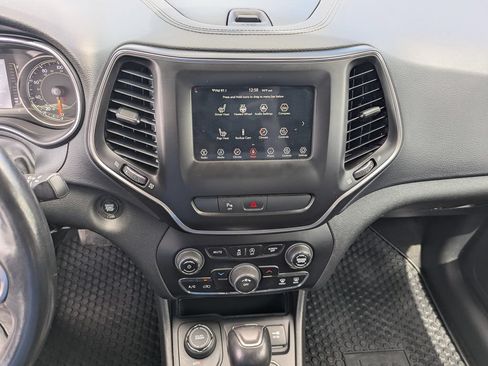 Used 2019 Jeep Cherokee Latitude Plus w/ Cold Weather Group AWD/4WD image 15