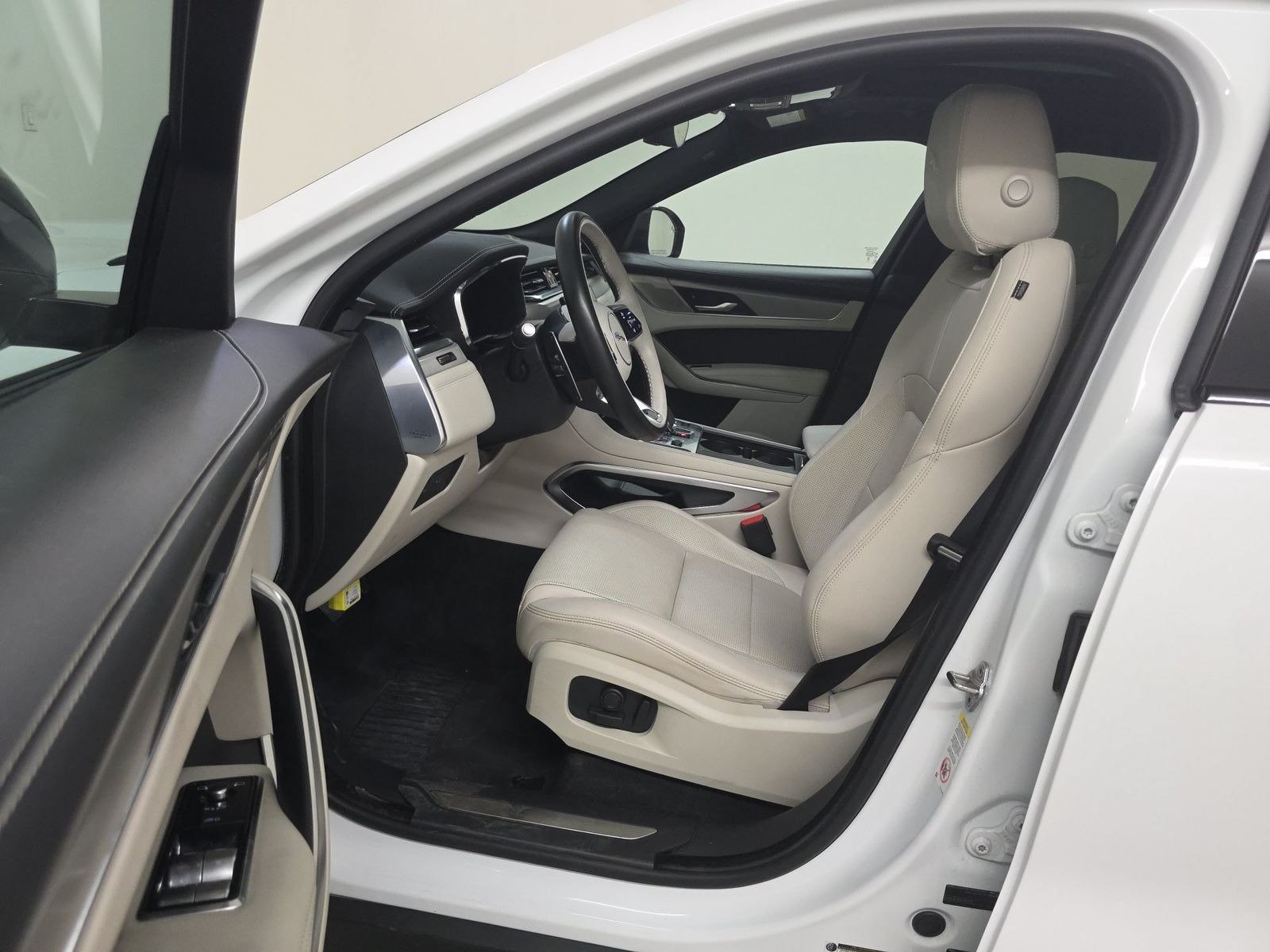 Used 2024 Jaguar F-PACE R-Dynamic S AWD/4WD image 6