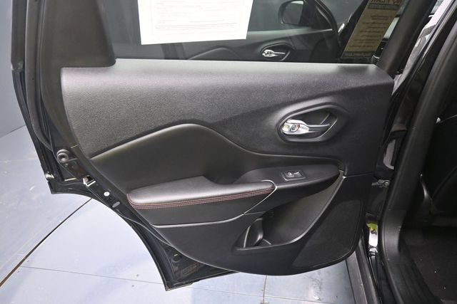 Used 2022 Jeep Cherokee Trailhawk AWD/4WD image 28