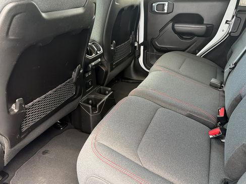 Used 2025 Jeep Wrangler Unlimited Rubicon image 11