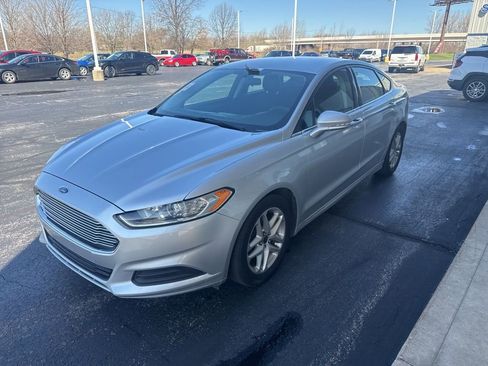 Used 2015 Ford Fusion SE image 2