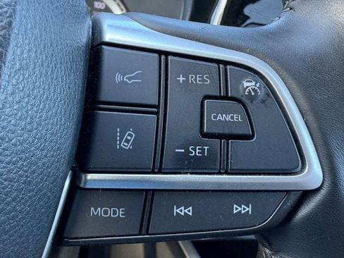 Used 2022 Toyota Highlander LE AWD/4WD image 34