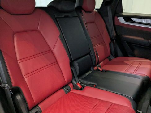 Used 2025 Porsche Cayenne image 22