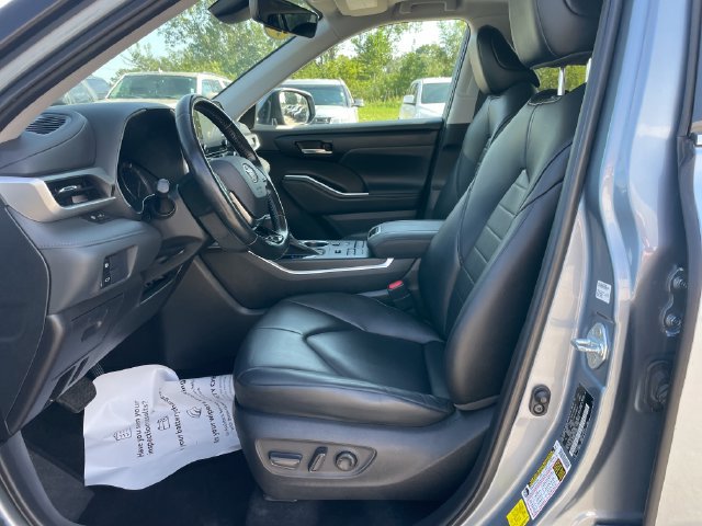 Used 2021 Toyota Highlander XLE AWD/4WD image 19