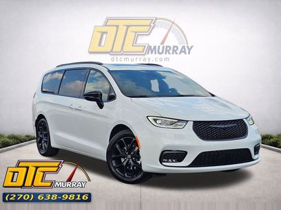 New 2026 Chrysler Pacifica Limited w/ Uconnect Theater Family Group