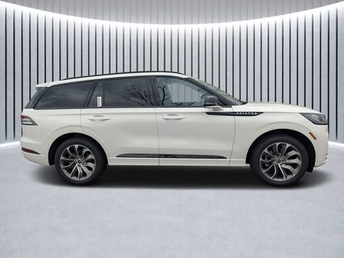 New 2026 Lincoln Aviator AWD image 2