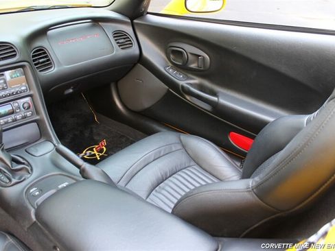 Used 2004 Chevrolet Corvette Convertible w/ Preferred Equipment Group RWD image 32