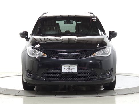 Used 2020 Chrysler Pacifica Touring-L w/ Premium Audio Group AWD/4WD image 2