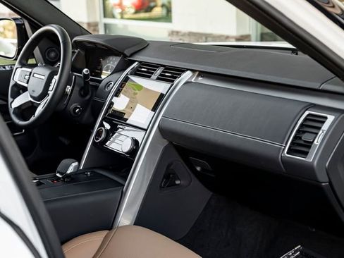 Used 2025 Land Rover Discovery Dynamic SE image 32