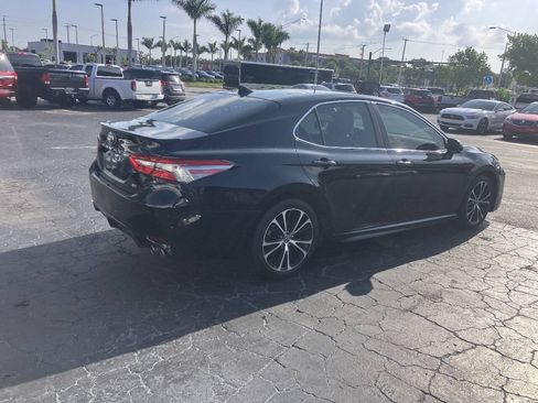 Used 2019 Toyota Camry SE FWD image 4