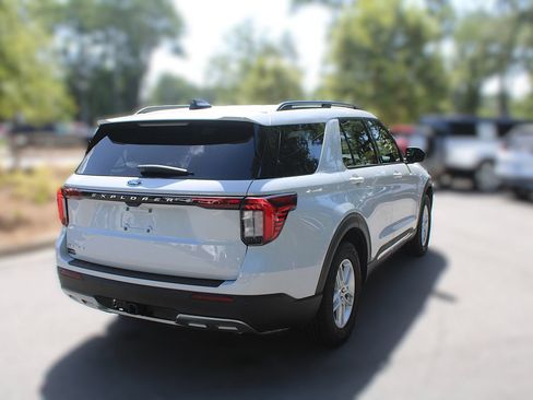 Used 2025 Ford Explorer Active w/ Active Comfort Package RWD image 12