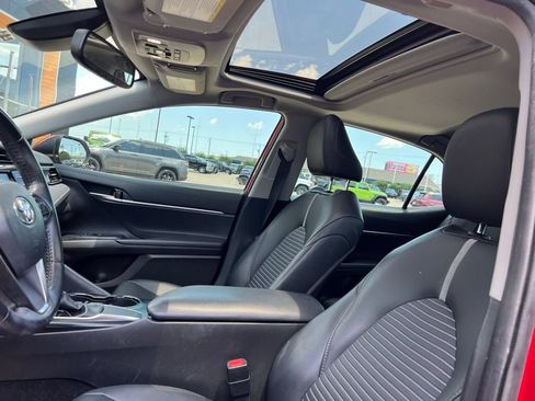 Used 2019 Toyota Camry SE w/ Convenience Package FWD image 9