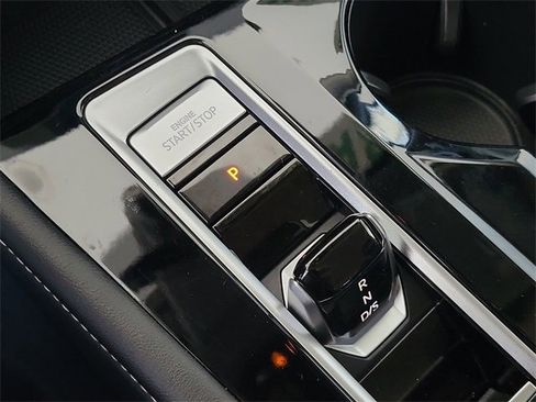 Used 2024 Volkswagen Atlas SE image 27