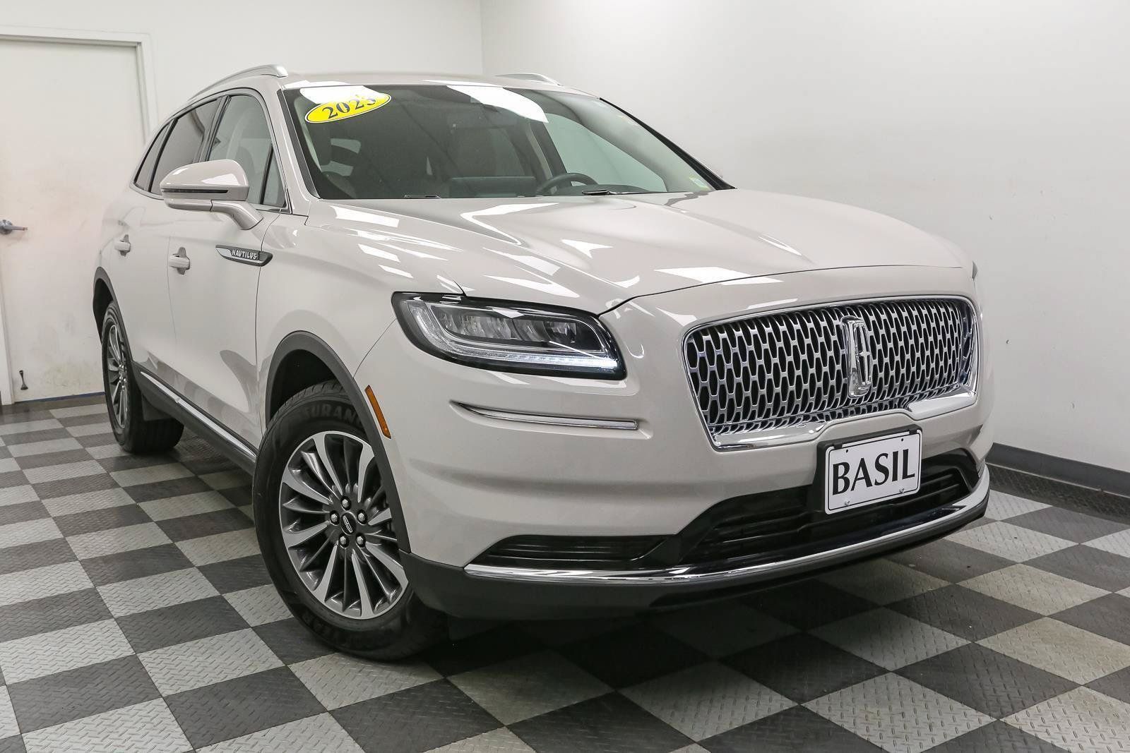 Used 2023 Lincoln Nautilus AWD w/ Premium Package image 2