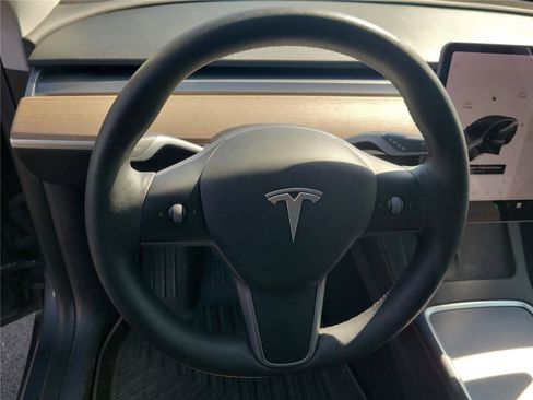 Used 2021 Tesla Model Y Long Range AWD/4WD image 24