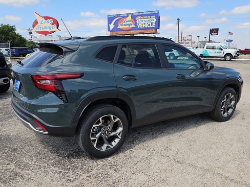 Used 2025 Chevrolet Trax LT w/ LT Convenience Package FWD image 11