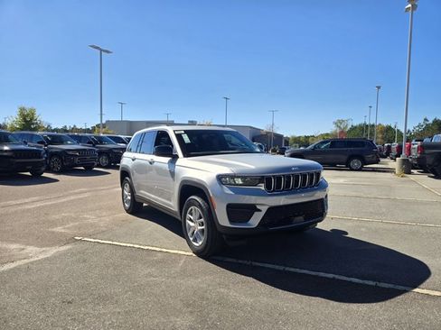 New 2025 Jeep Grand Cherokee Laredo image 3