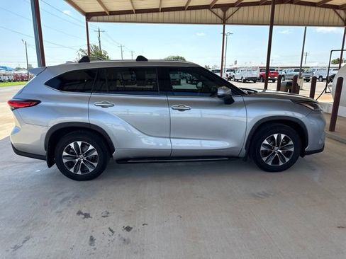 Used 2021 Toyota Highlander XLE FWD image 9