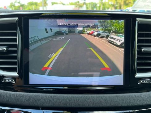 Used 2025 Chrysler Pacifica Select image 36