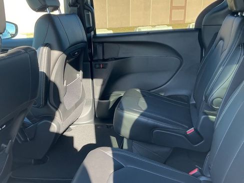 New 2026 Chrysler Pacifica Select image 7