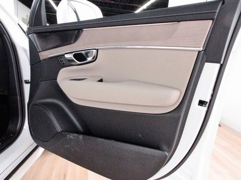 Certified 2025 Volvo XC90 T8 Plus w/ Protection Package Premier image 23