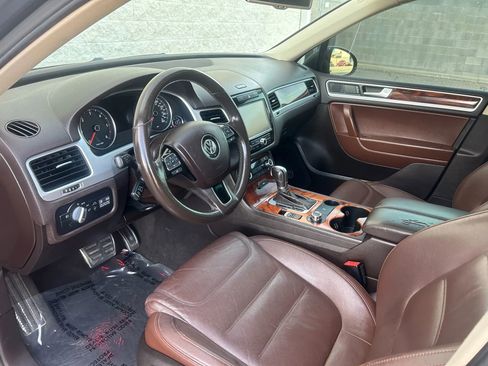 Used 2012 Volkswagen Touareg TDI image 11