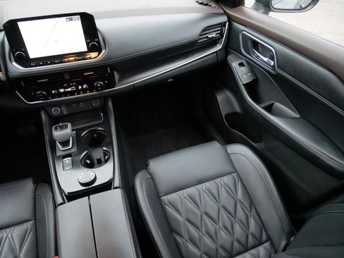 Used 2023 Nissan Rogue Platinum w/ Platinum Premium Package image 11