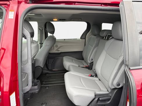 Used 2022 Toyota Sienna XLE FWD image 22