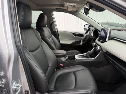 Used 2025 Toyota RAV4 XLE w/ Convenience Package image 29