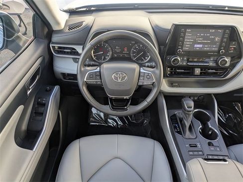 Used 2020 Toyota Highlander XLE image 20