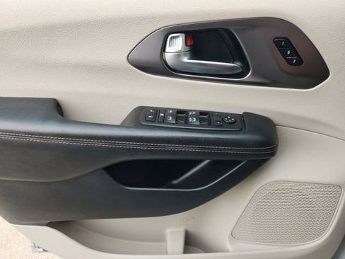Used 2020 Chrysler Pacifica Touring-L image 24
