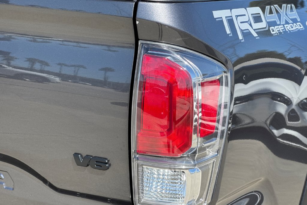 Used 2022 Toyota Tacoma TRD Off-Road AWD/4WD image 31