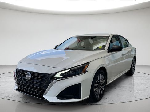 Used 2025 Nissan Altima 2.5 SV FWD image 1