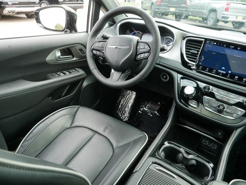 Used 2024 Chrysler Pacifica Premium FWD image 9