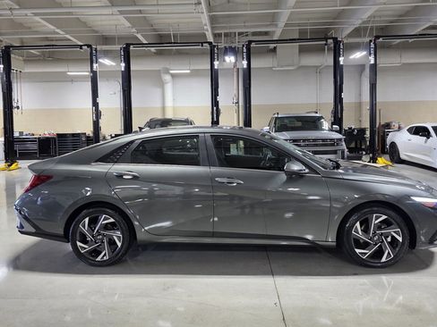 Certified 2025 Hyundai Elantra Limited image 8