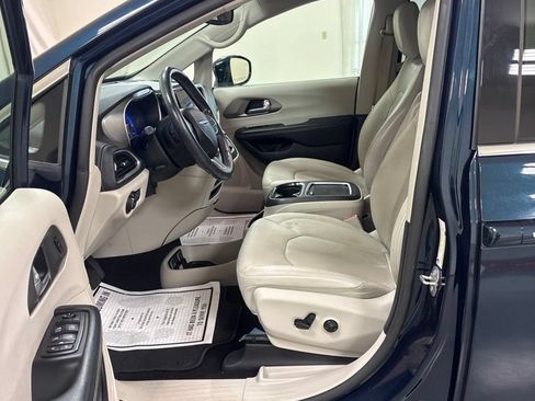 Used 2021 Chrysler Pacifica Touring-L FWD image 9