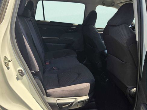 Used 2023 Toyota Highlander LE AWD/4WD image 15