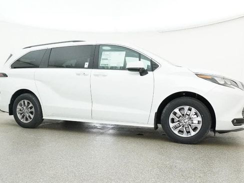 New 2026 Toyota Sienna XLE image 28