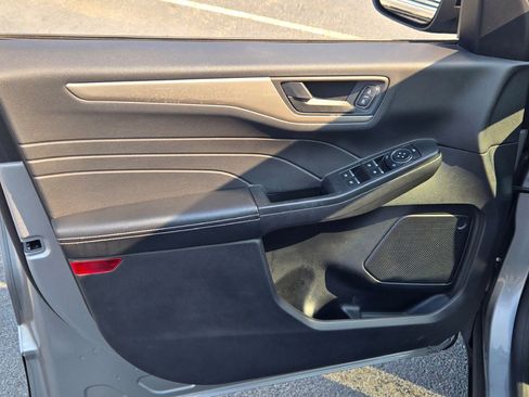 Used 2022 Ford Escape SE w/ SE Sport Appearance Package image 17