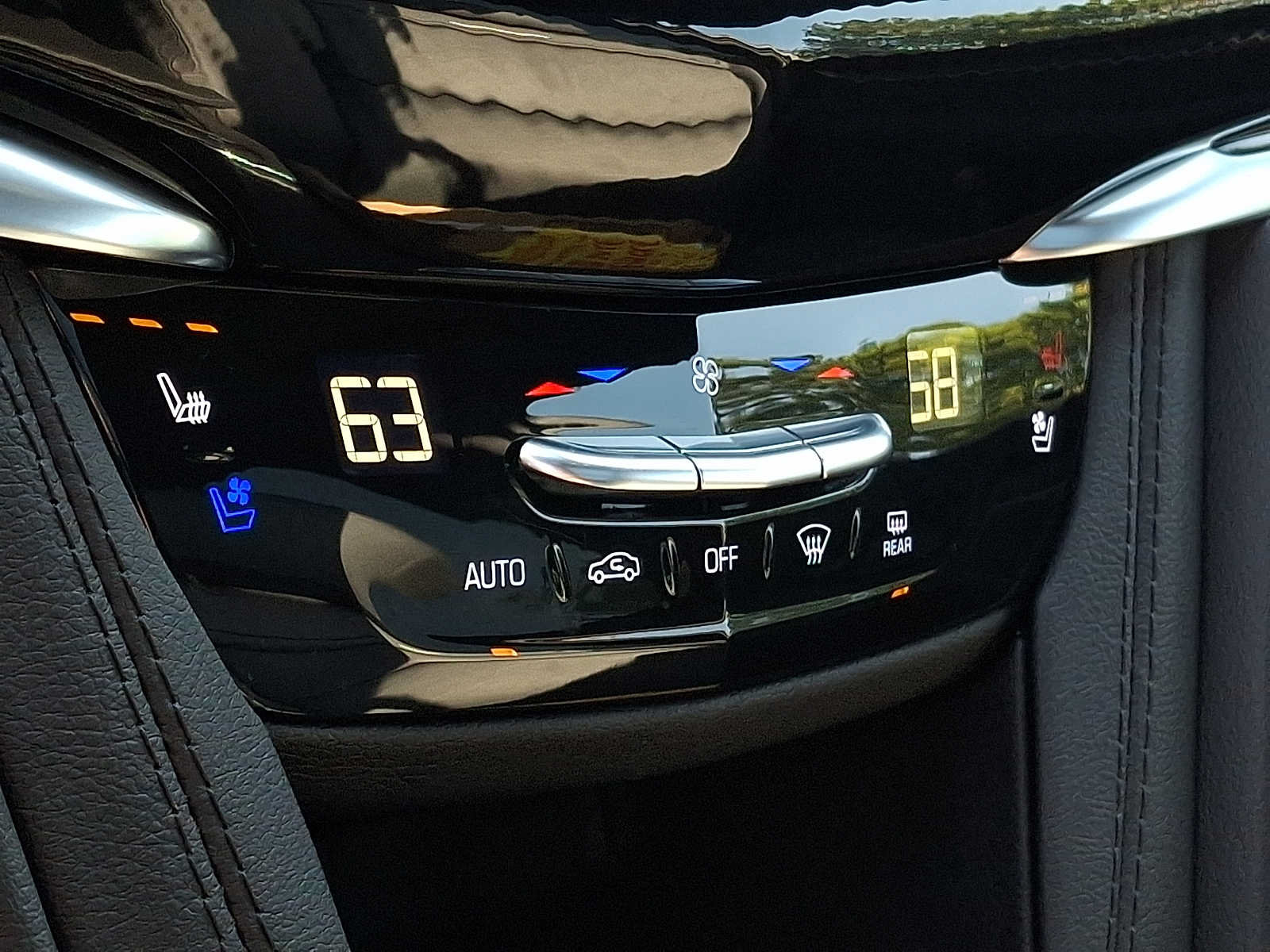 Used 2024 Cadillac XT6 Sport w/ Technology Package AWD/4WD image 15