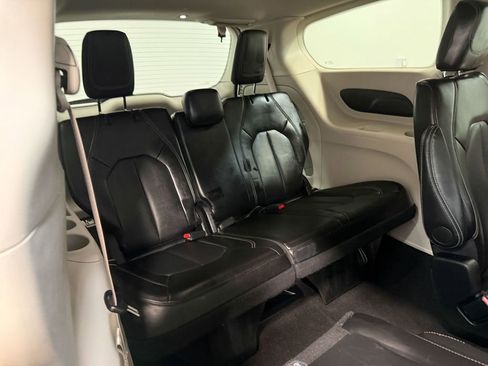 Used 2024 Chrysler Pacifica Touring-L image 65