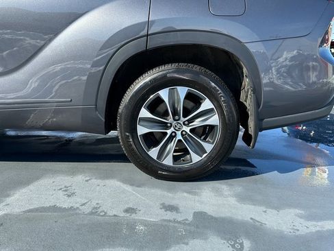 Used 2021 Toyota Highlander XLE image 27