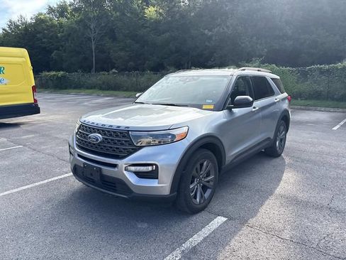 Used 2023 Ford Explorer XLT w/ Equipment Group 202A AWD/4WD image 3