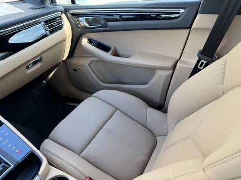 Certified 2025 Porsche Macan AWD/4WD image 4