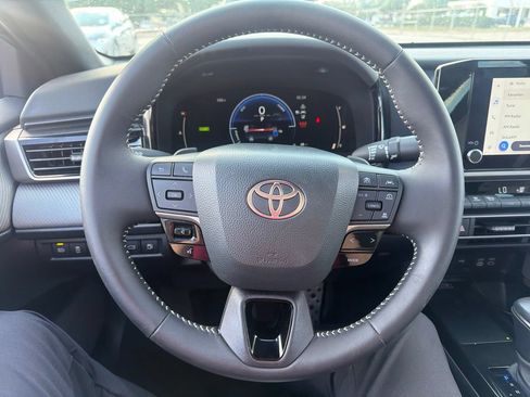 Used 2025 Toyota Camry SE w/ Convenience Package FWD image 2
